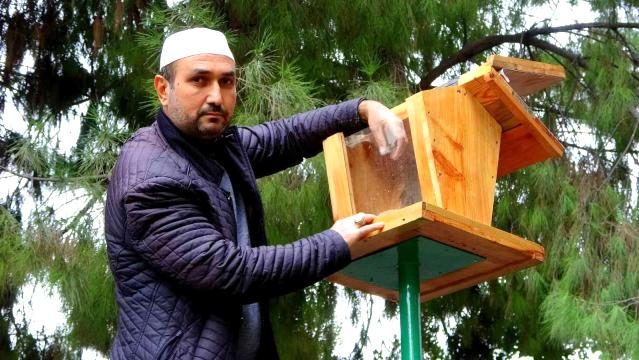 Hayvansever imam cami bahçesine kuş yemliği yaptırdı